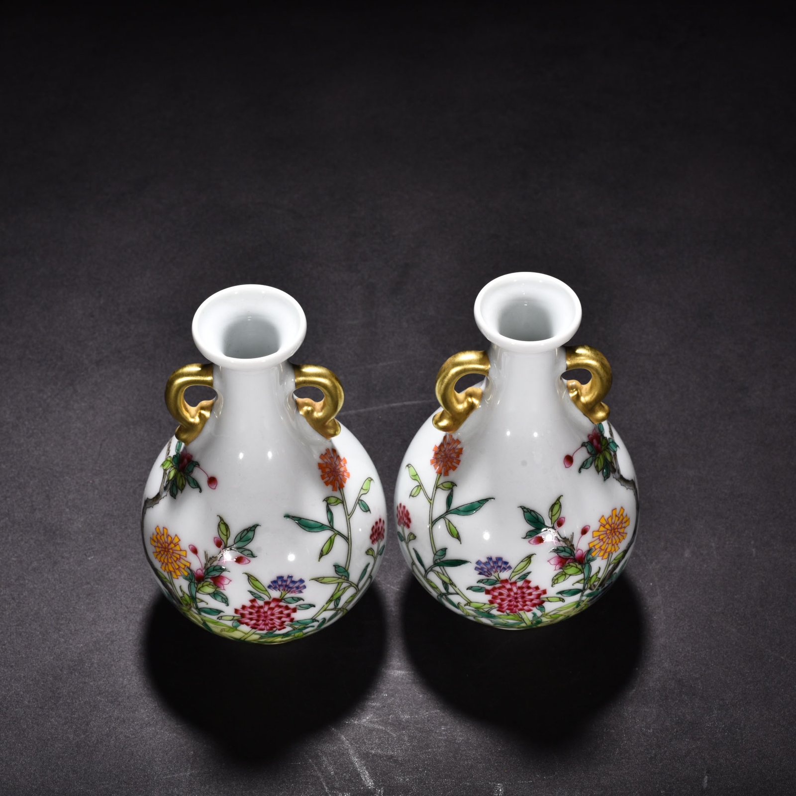 Qing Dynasty Yongzheng enamel flower pattern Ruyi vase