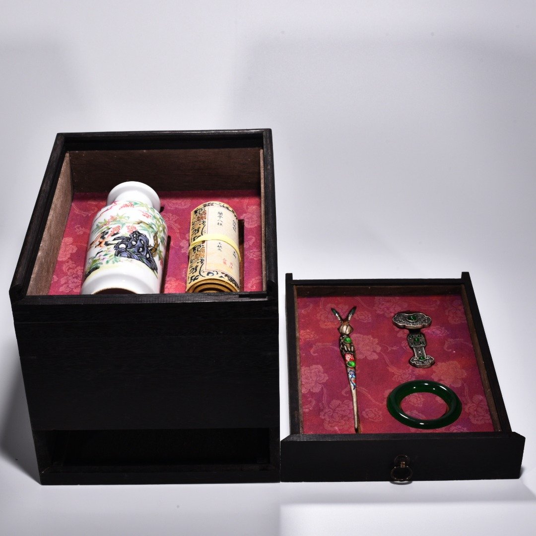 Qing dynasty Yongzheng enamel straight bottle with flower and bird patterns