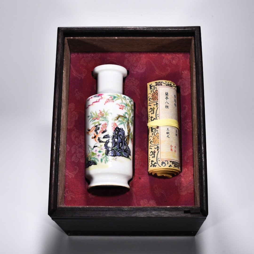 Qing dynasty Yongzheng enamel straight bottle with flower and bird patterns
