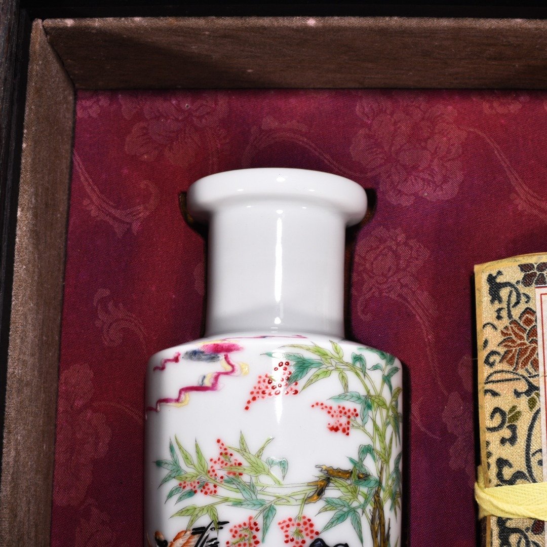 Qing dynasty Yongzheng enamel straight bottle with flower and bird patterns