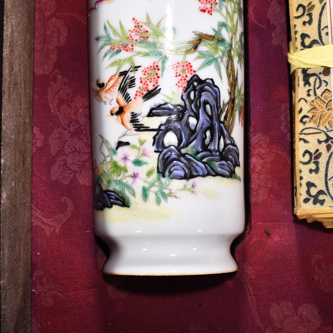 Qing dynasty Yongzheng enamel straight bottle with flower and bird patterns