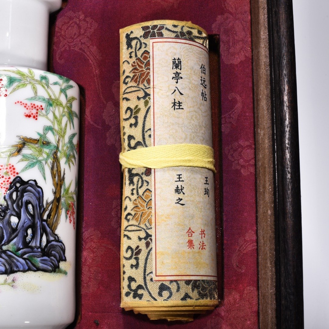 Qing dynasty Yongzheng enamel straight bottle with flower and bird patterns