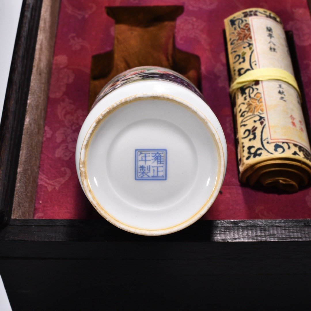 Qing dynasty Yongzheng enamel straight bottle with flower and bird patterns