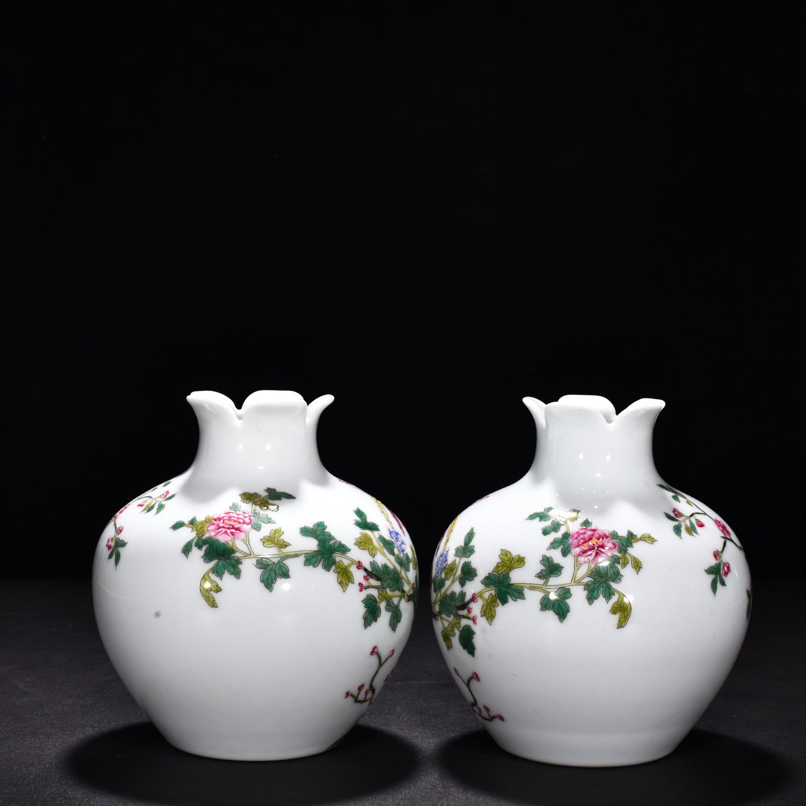 Qing Dynasty Yongzheng enamel pomegranate statue