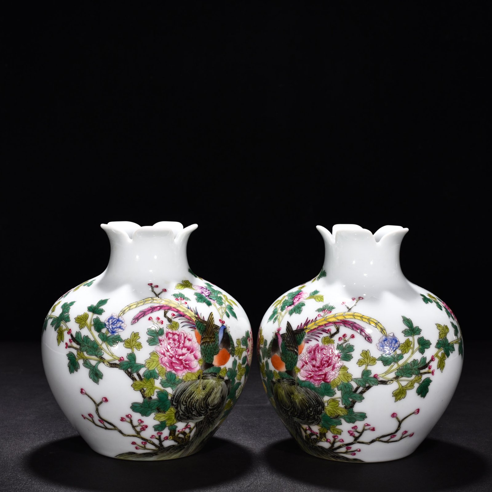 Qing Dynasty Yongzheng enamel pomegranate statue
