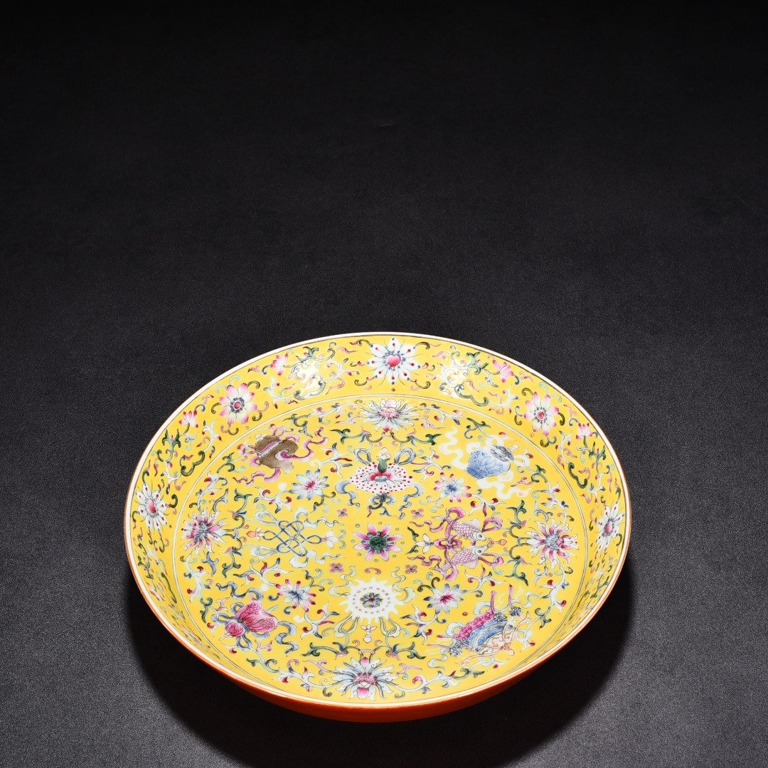 Qing Dynasty Yongzheng alum red and yellow ground plate