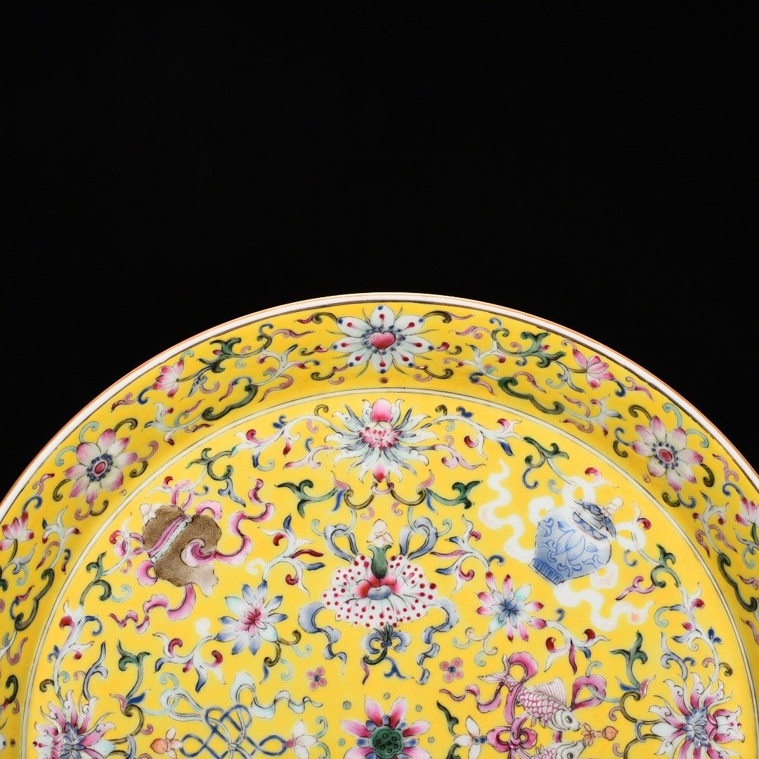 Qing Dynasty Yongzheng alum red and yellow ground plate