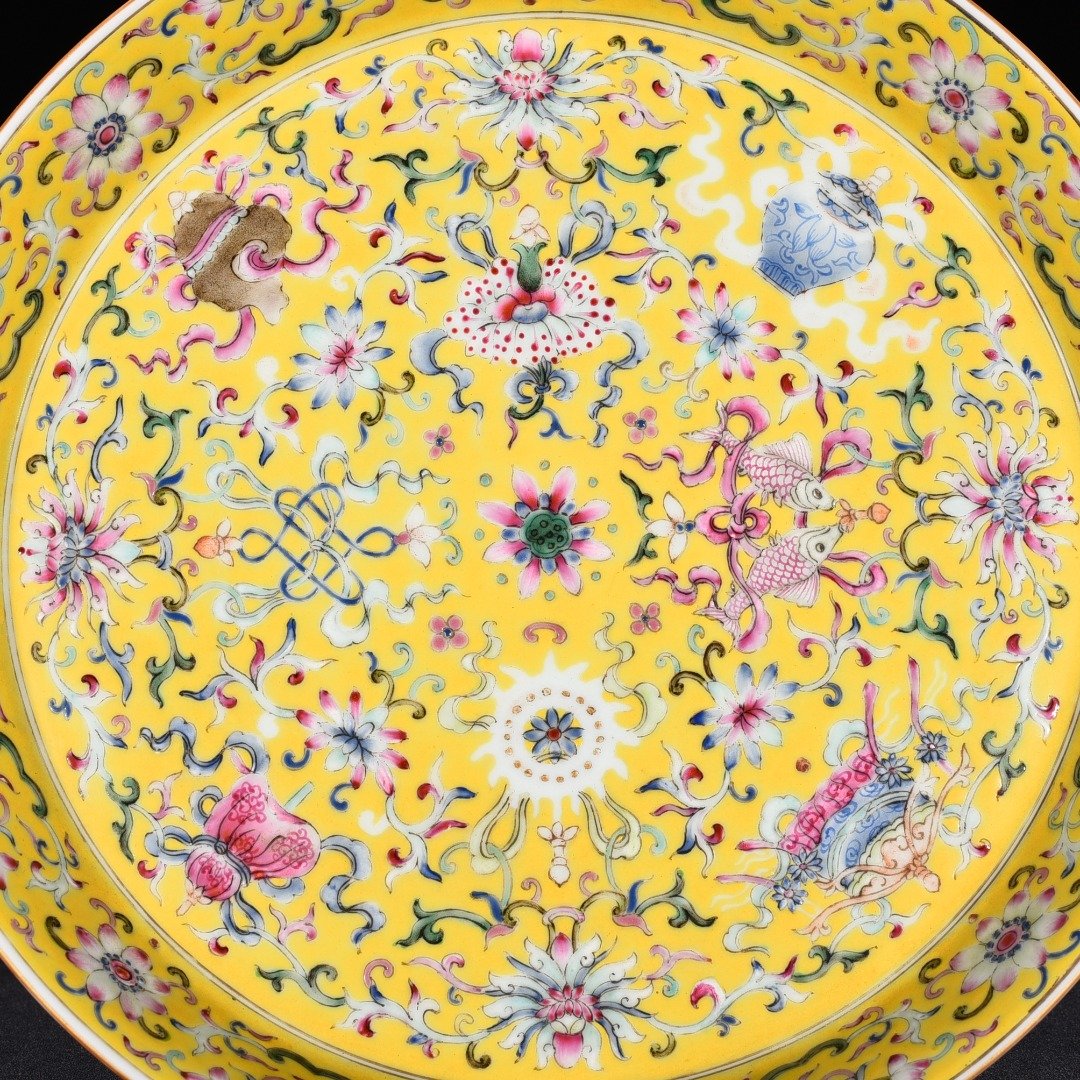 Qing Dynasty Yongzheng alum red and yellow ground plate