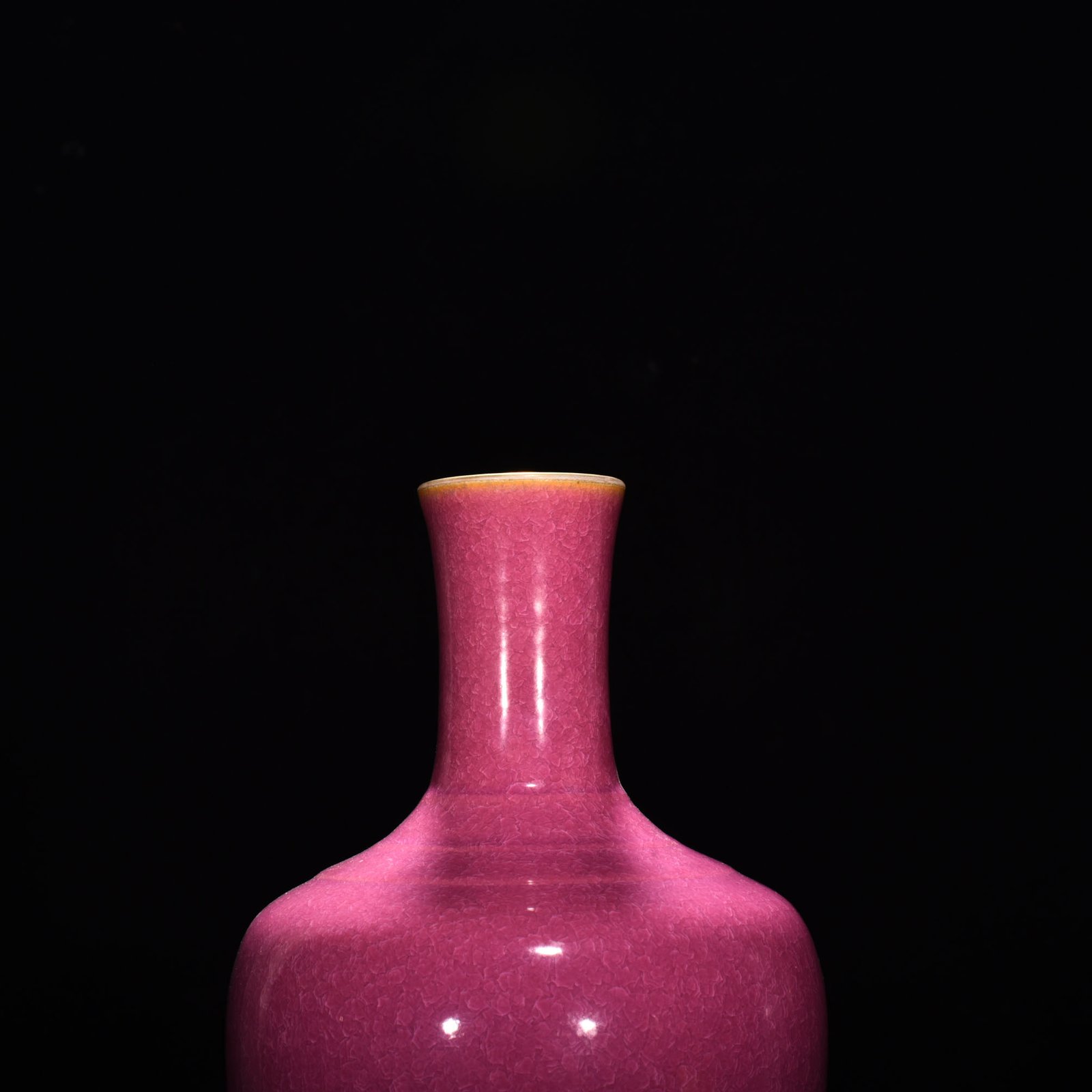 Qing Dynasty Yongzheng red glaze ice cracked bottle