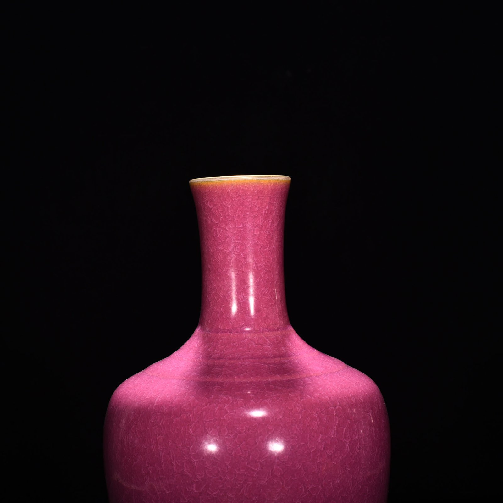 Qing Dynasty Yongzheng red glaze ice cracked bottle