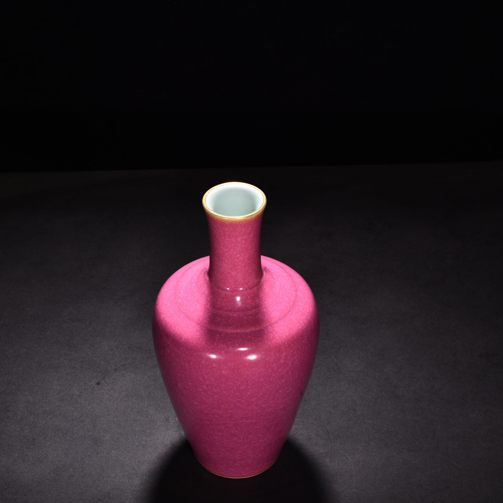 Qing Dynasty Yongzheng red glaze ice cracked bottle