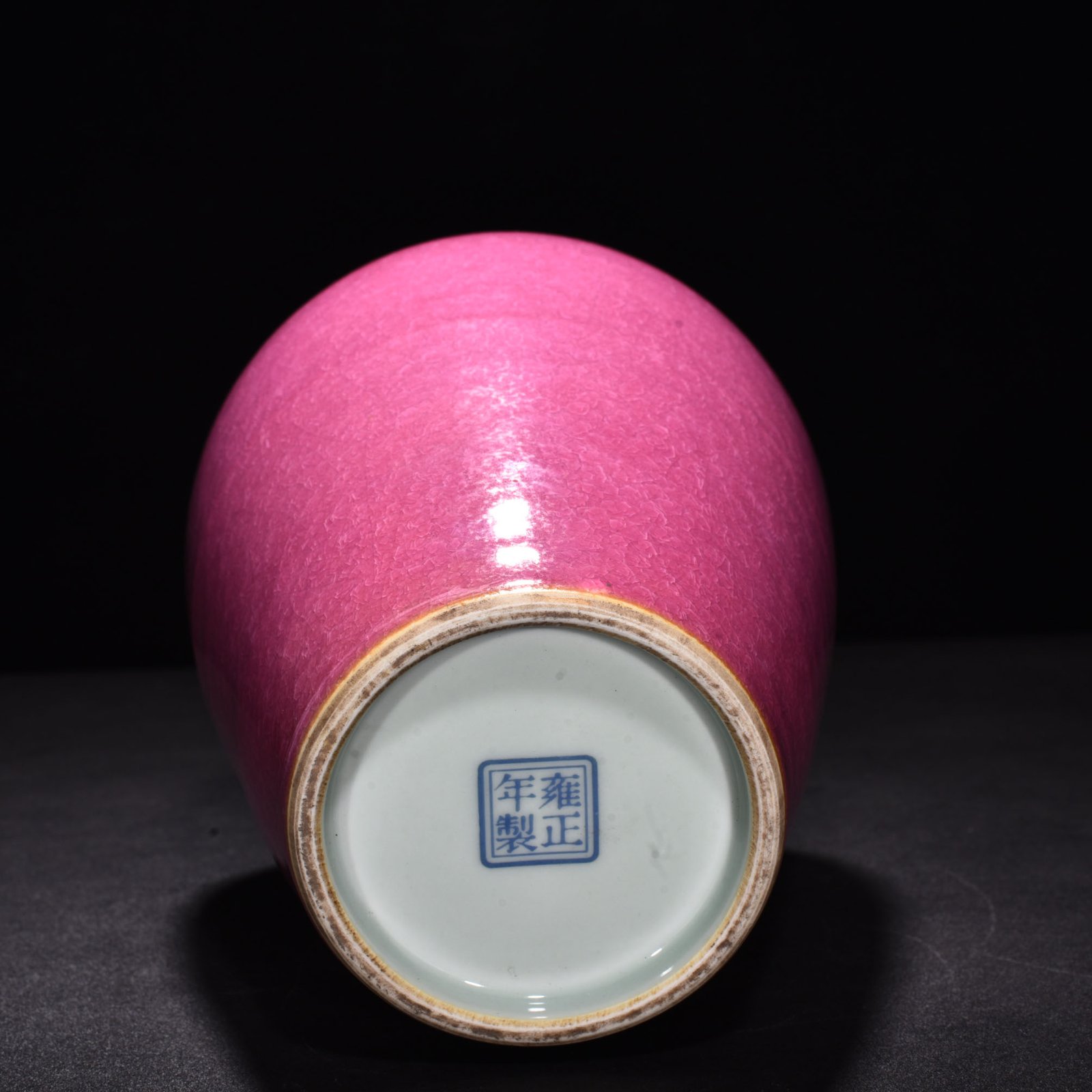Qing Dynasty Yongzheng red glaze ice cracked bottle