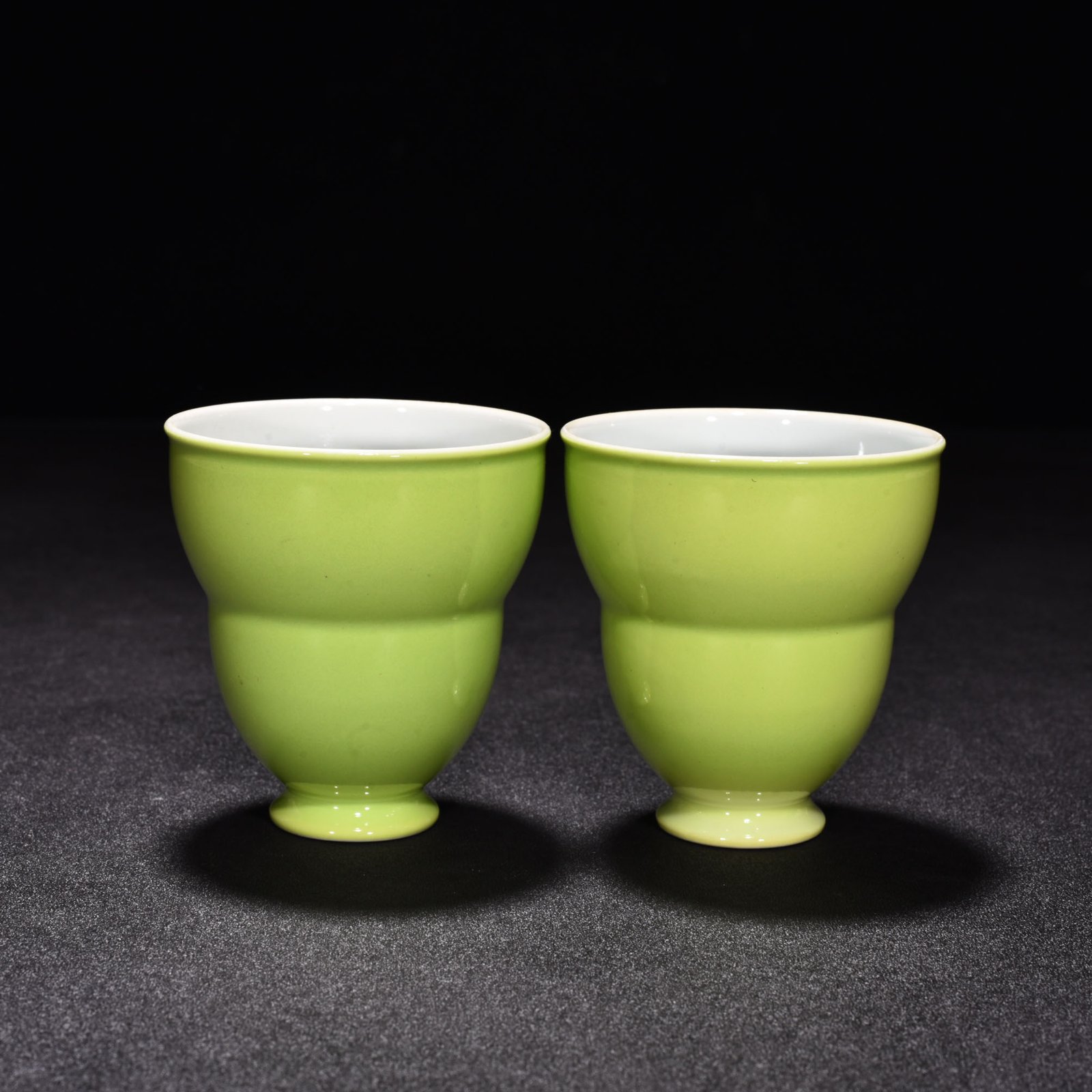 Qing Dynasty Yongzheng apple green glaze folding cup