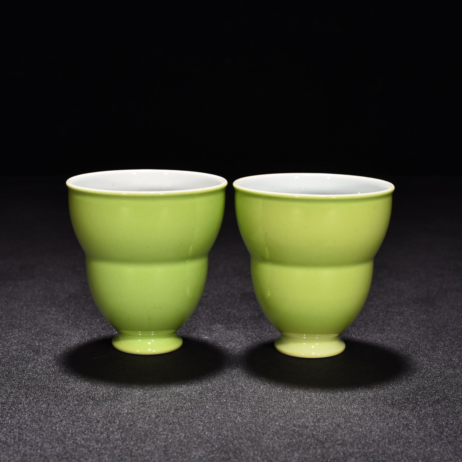 Qing Dynasty Yongzheng apple green glaze folding cup