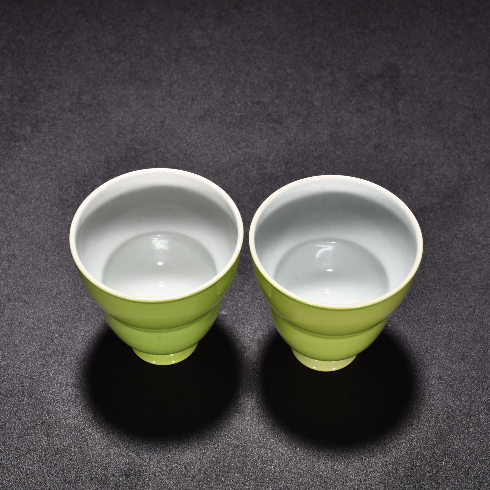 Qing Dynasty Yongzheng apple green glaze folding cup