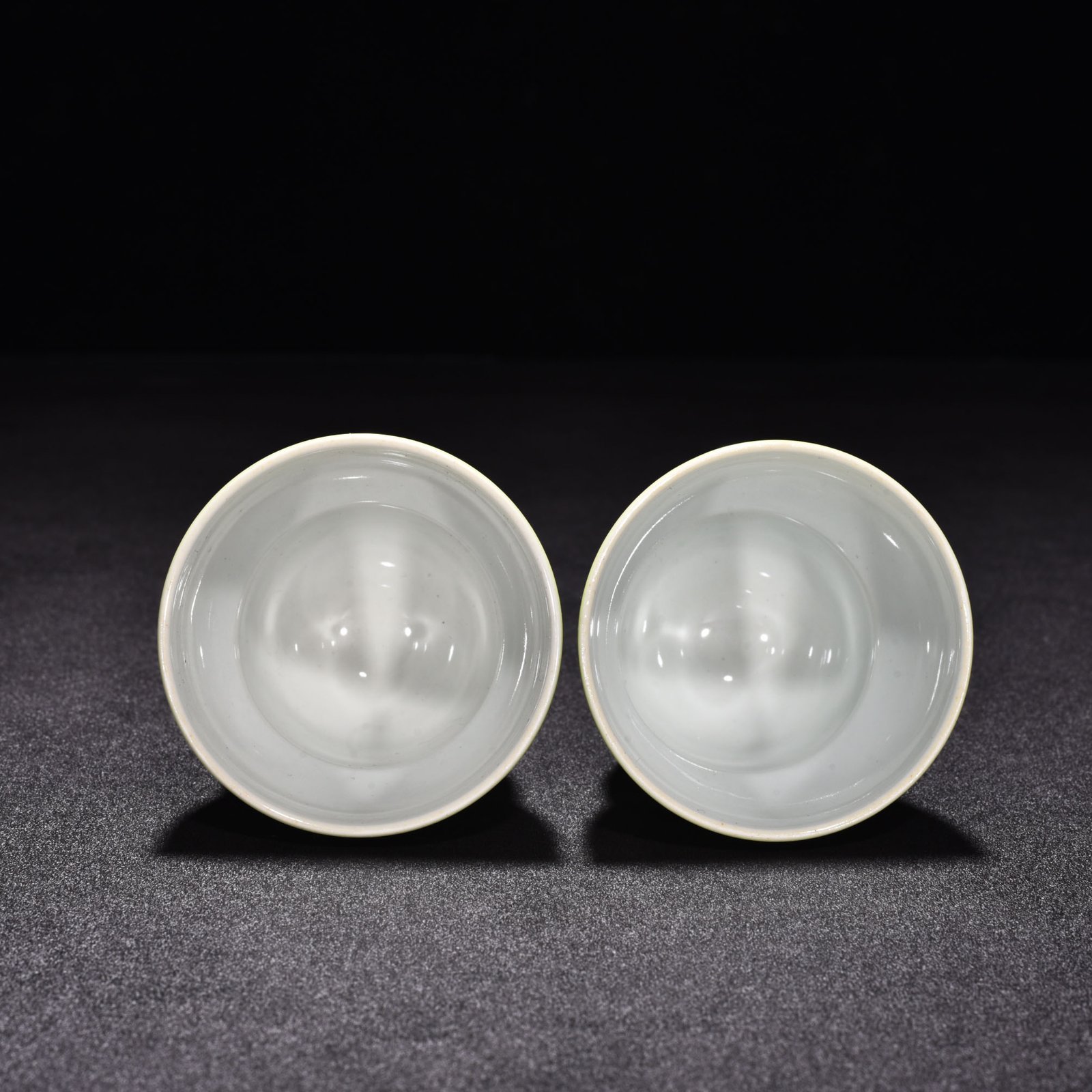Qing Dynasty Yongzheng apple green glaze folding cup