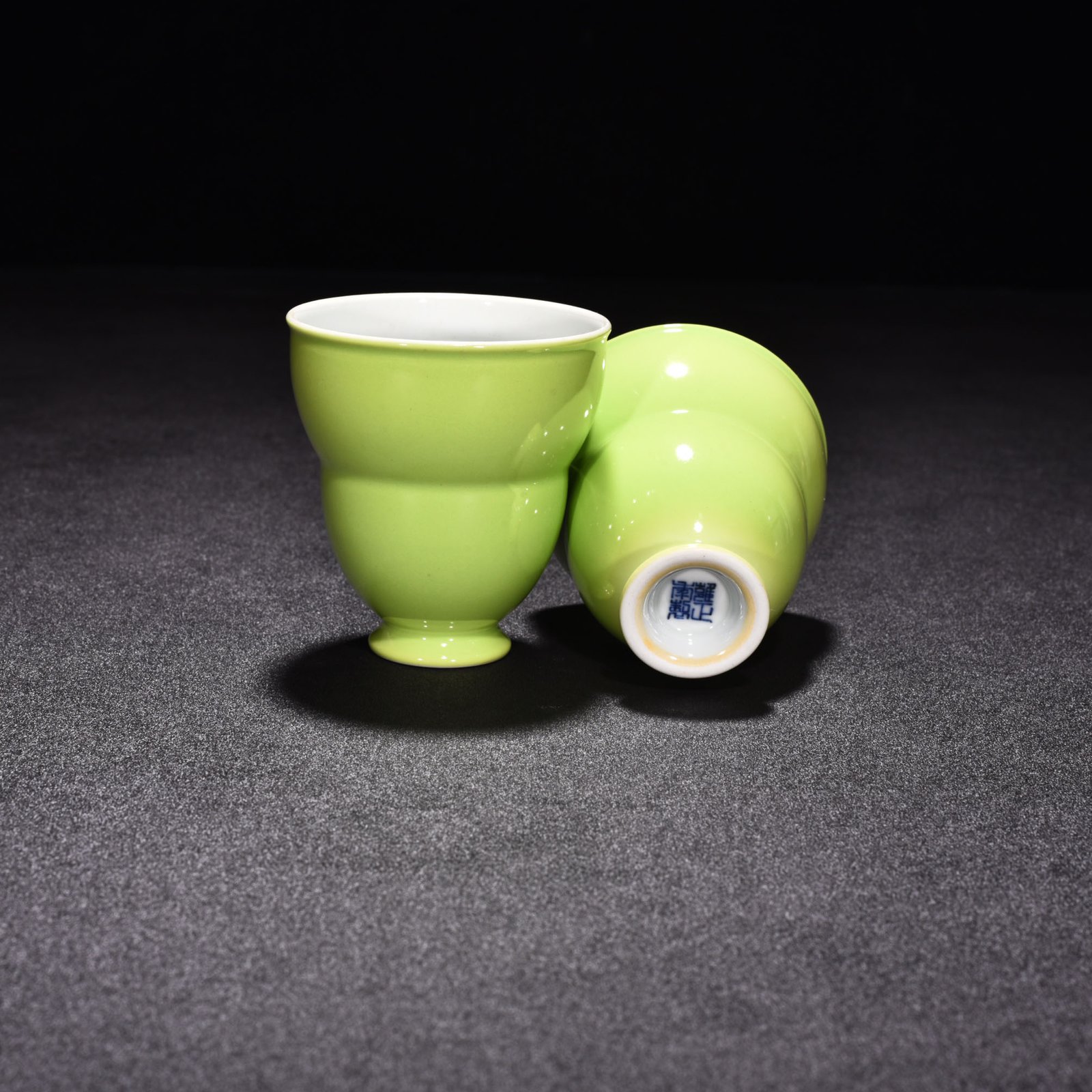 Qing Dynasty Yongzheng apple green glaze folding cup
