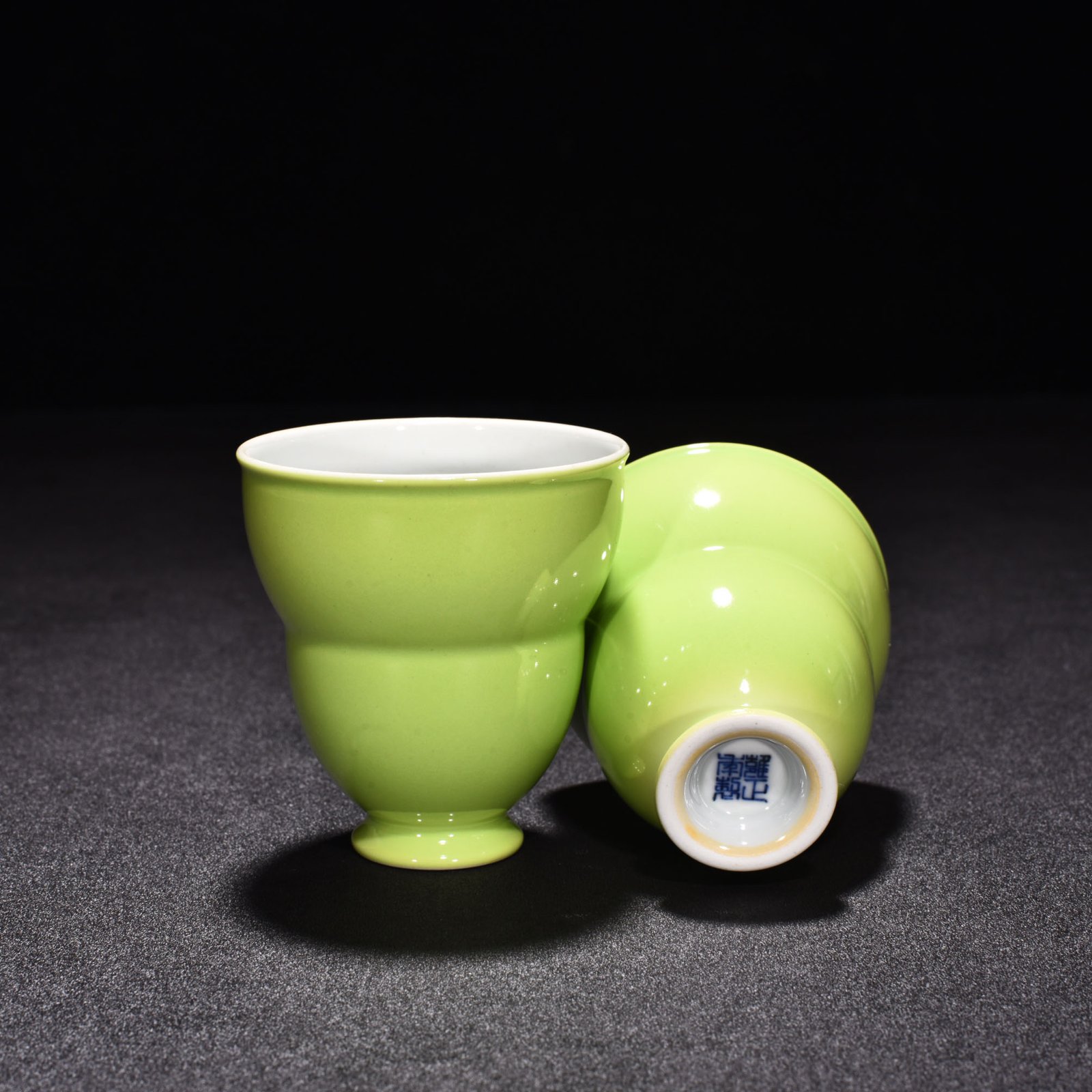 Qing Dynasty Yongzheng apple green glaze folding cup