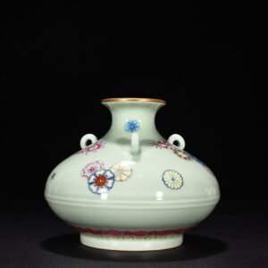 Qing Dynasty Yongzheng bean green glaze leather ball statue