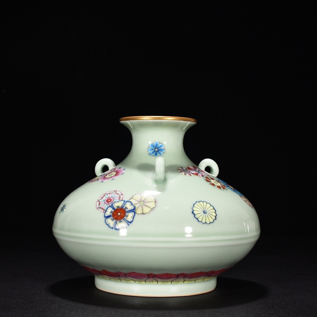 Qing Dynasty Yongzheng bean green glaze leather ball statue