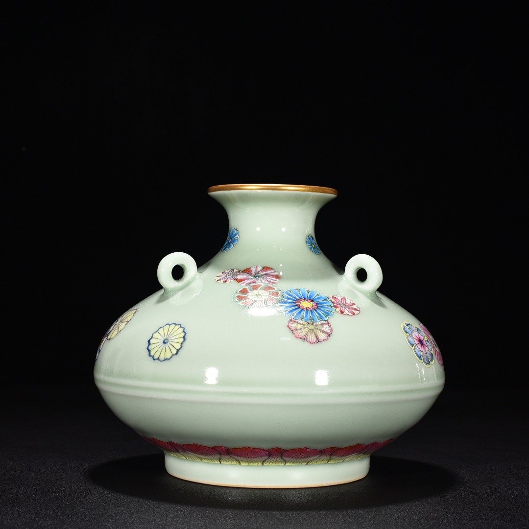 Qing Dynasty Yongzheng bean green glaze leather ball statue