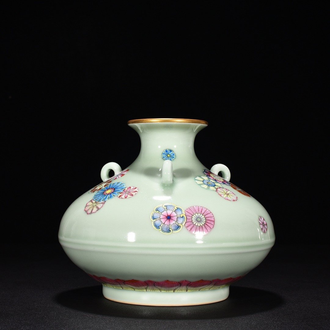 Qing Dynasty Yongzheng bean green glaze leather ball statue