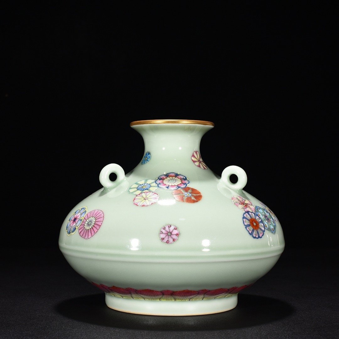 Qing Dynasty Yongzheng bean green glaze leather ball statue