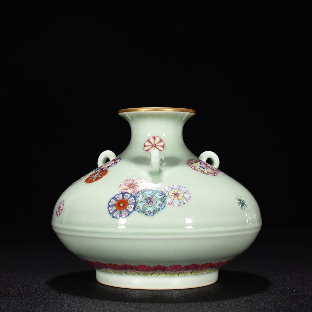 Qing Dynasty Yongzheng bean green glaze leather ball statue