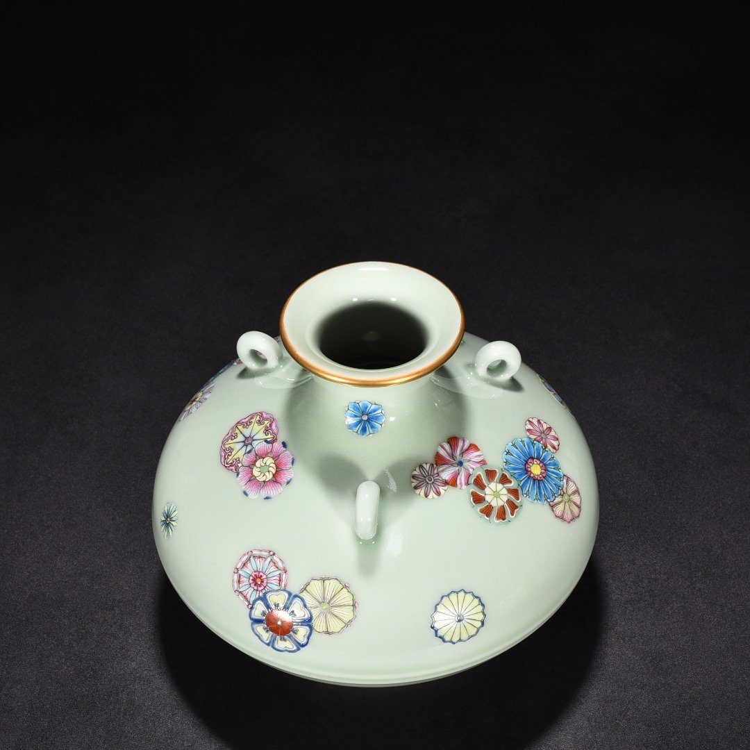 Qing Dynasty Yongzheng bean green glaze leather ball statue