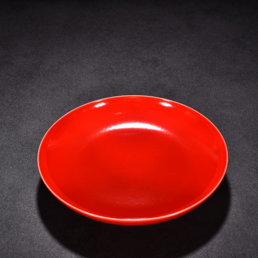 Qing Dynasty Yongzheng pepper red glaze plate