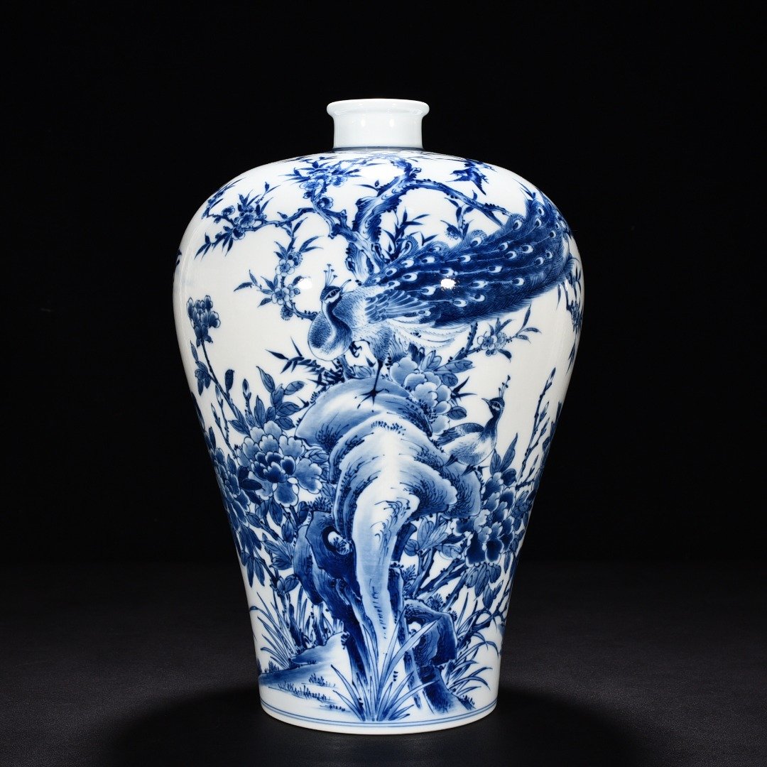 Qing Dynasty Yongzheng blue and white peacock flower plum vase