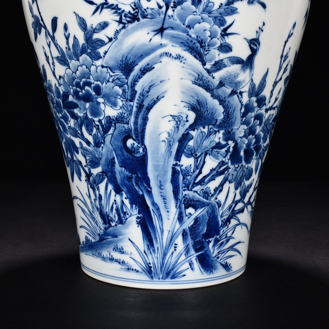 Qing Dynasty Yongzheng blue and white peacock flower plum vase