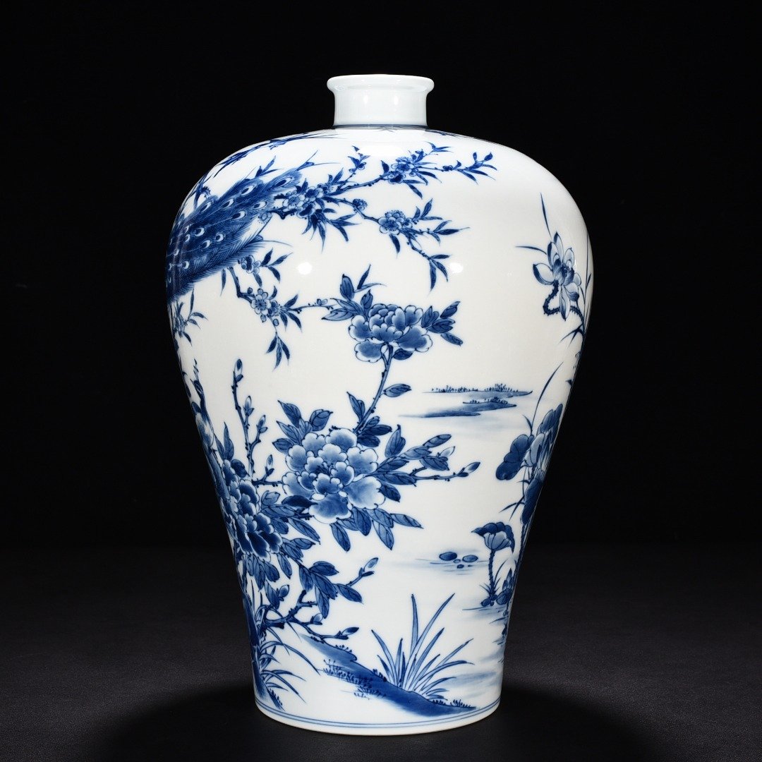 Qing Dynasty Yongzheng blue and white peacock flower plum vase