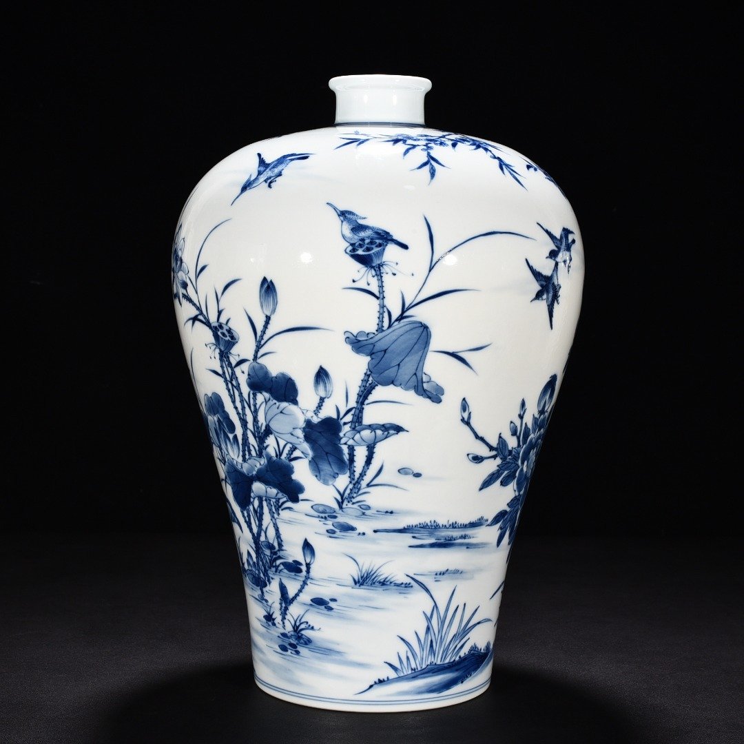 Qing Dynasty Yongzheng blue and white peacock flower plum vase