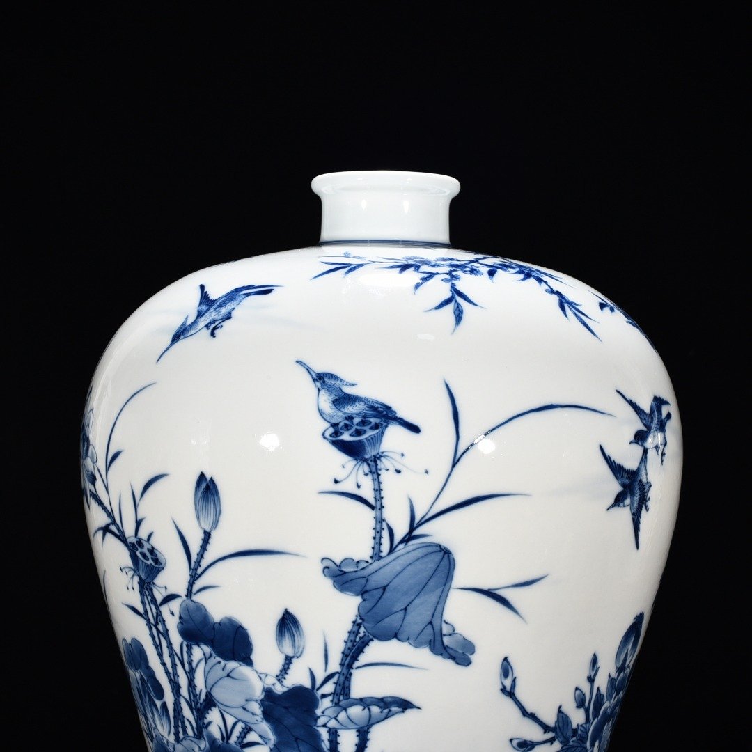 Qing Dynasty Yongzheng blue and white peacock flower plum vase