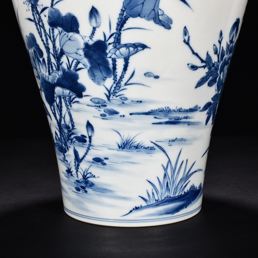 Qing Dynasty Yongzheng blue and white peacock flower plum vase