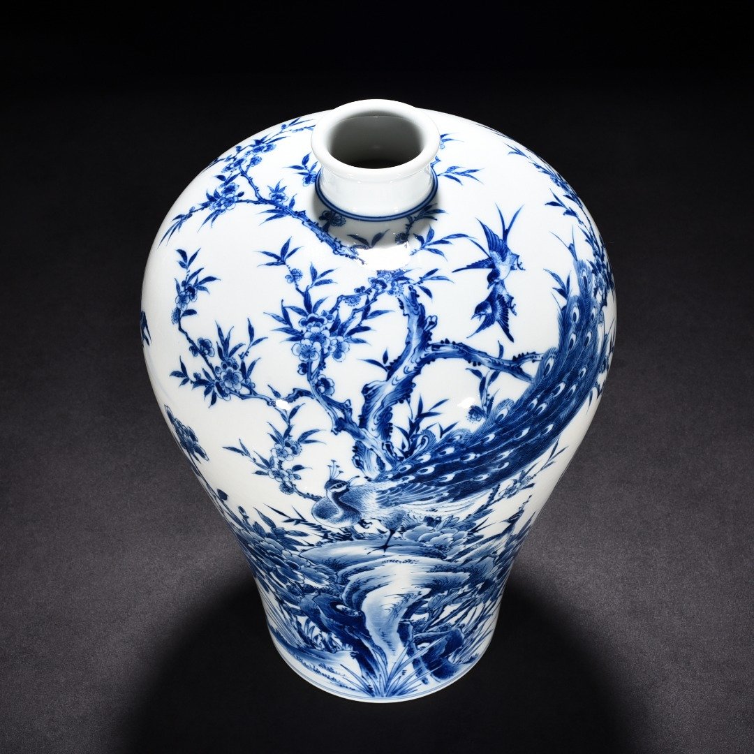 Qing Dynasty Yongzheng blue and white peacock flower plum vase