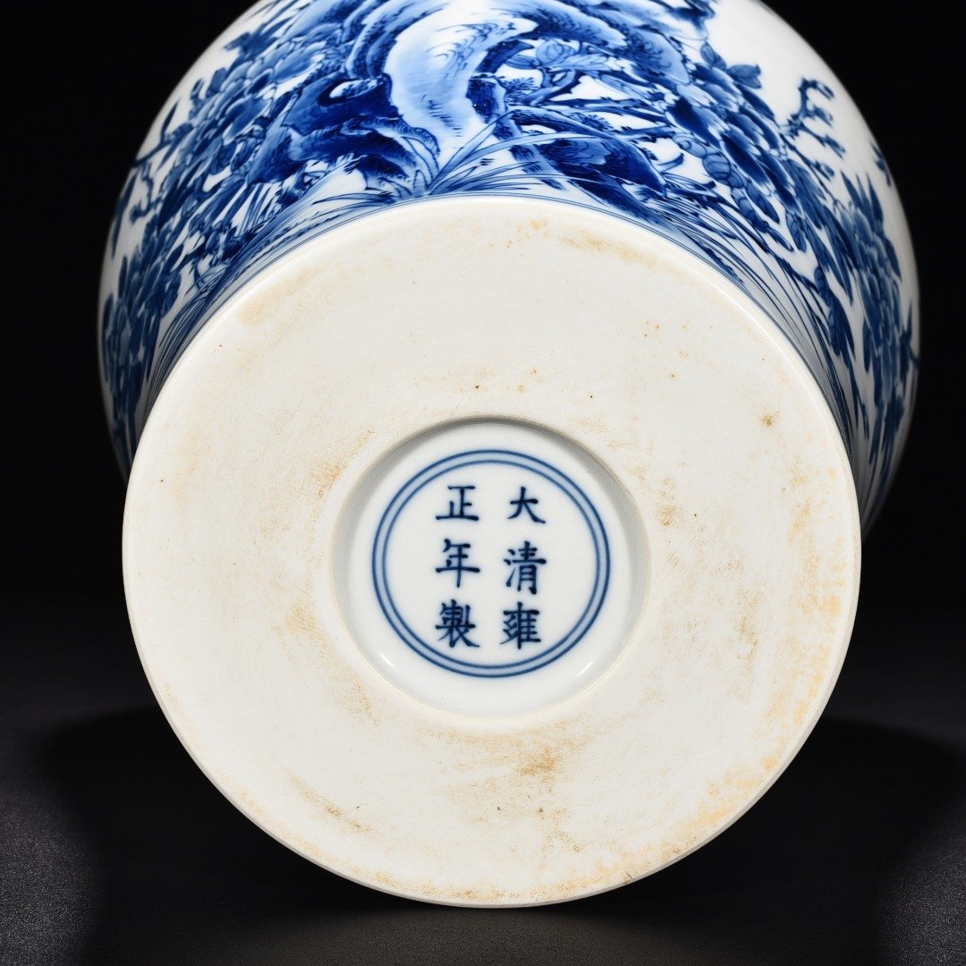 Qing Dynasty Yongzheng blue and white peacock flower plum vase