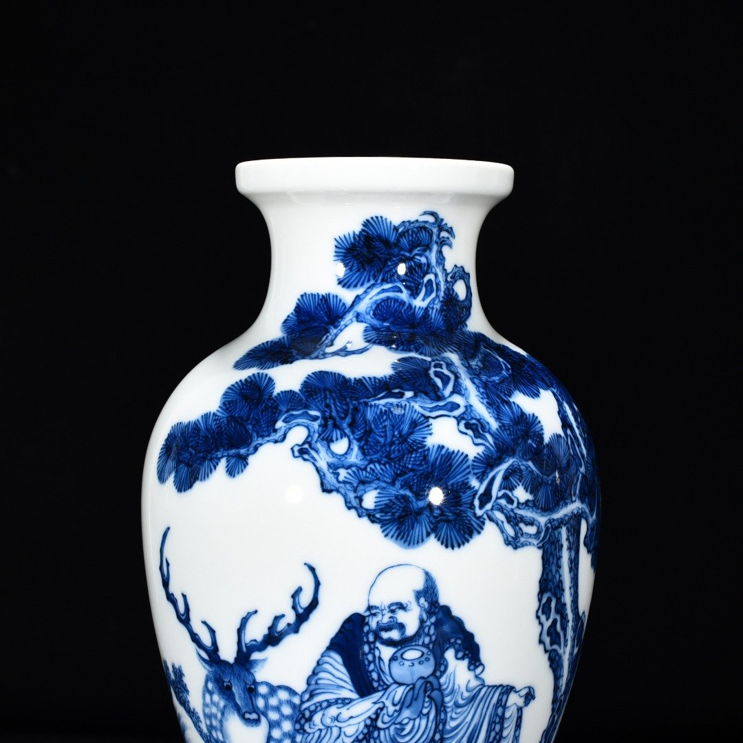 Qing Dynasty Yongzheng blue and white Arhat plate mouth vase