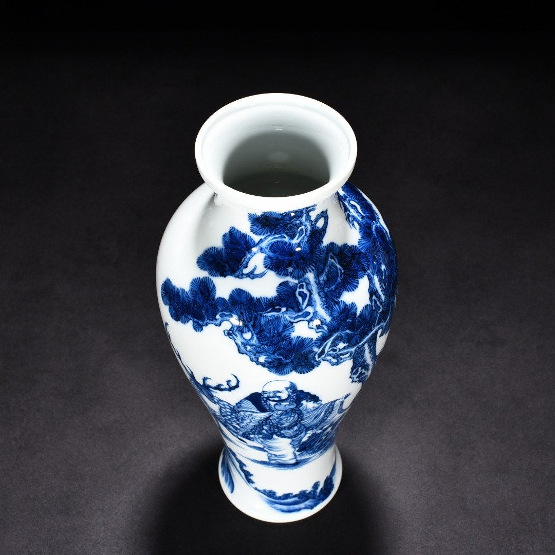 Qing Dynasty Yongzheng blue and white Arhat plate mouth vase