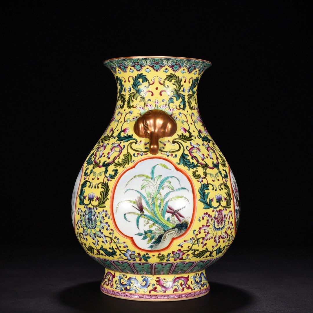 Qing Dynasty Yongzheng yellow ground with rolling pattern vase statue