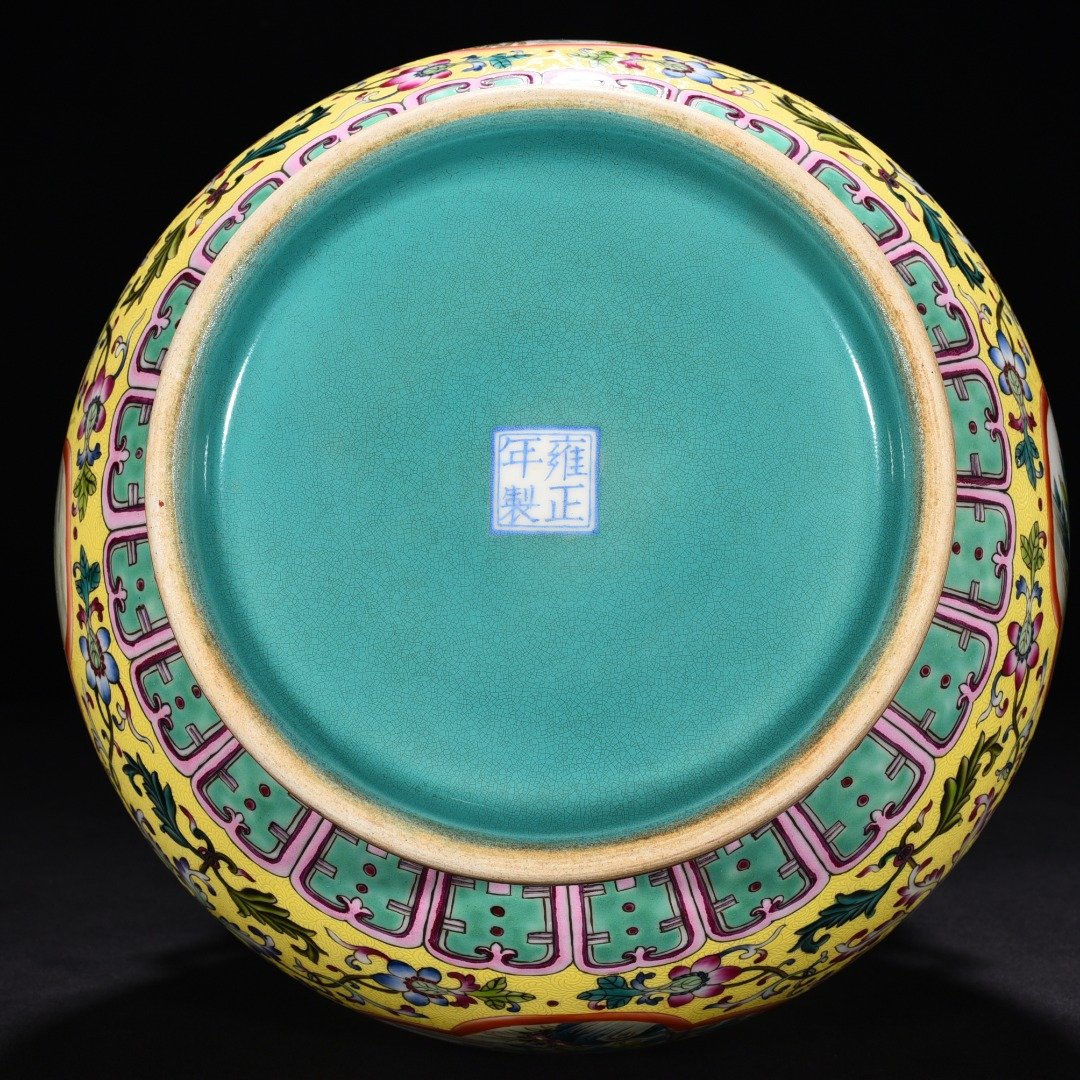 Qing Dynasty Yongzheng yellow ground with rolling pattern vase statue