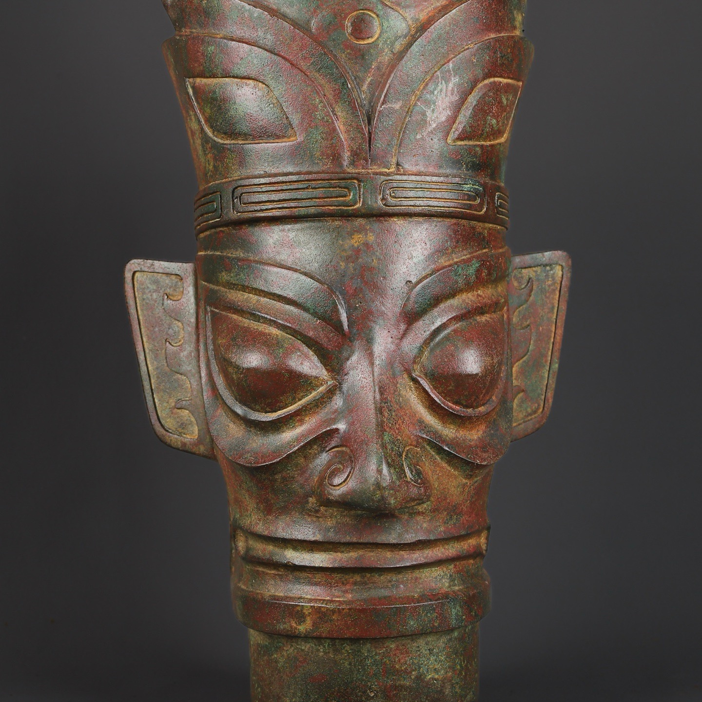 Sanxingdui Dynasty Bronze standing dragon with eye catching head