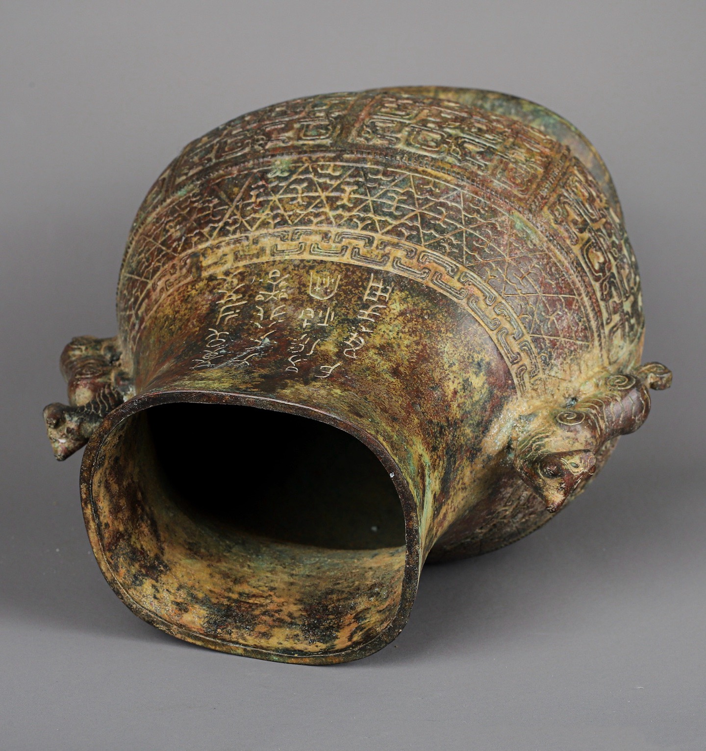Zhou Dynasty Bronze Double Dragon Flat Jar