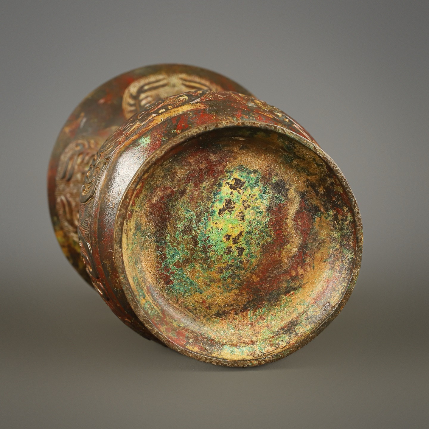 Zhou Dynasty Bronze round statue with phoenix and bird pattern