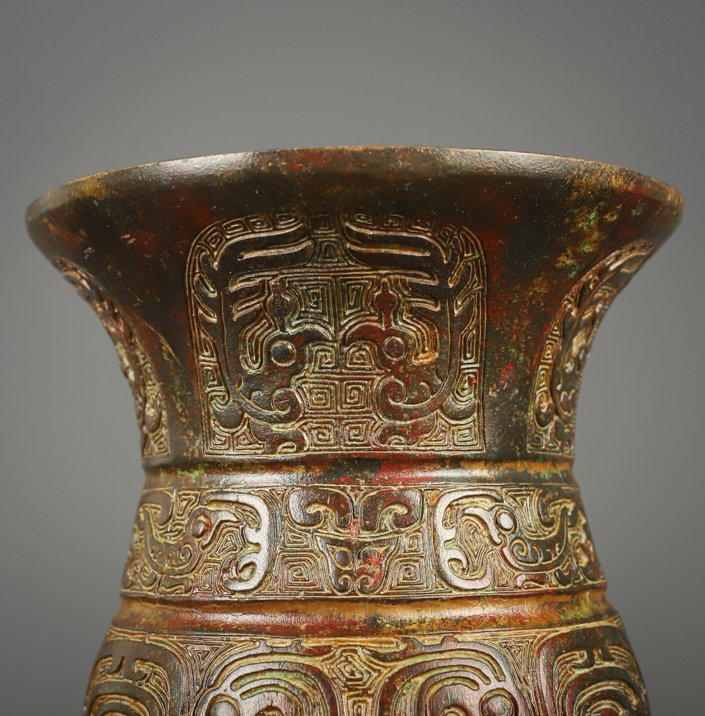 Zhou Dynasty Bronze round statue with phoenix and bird pattern