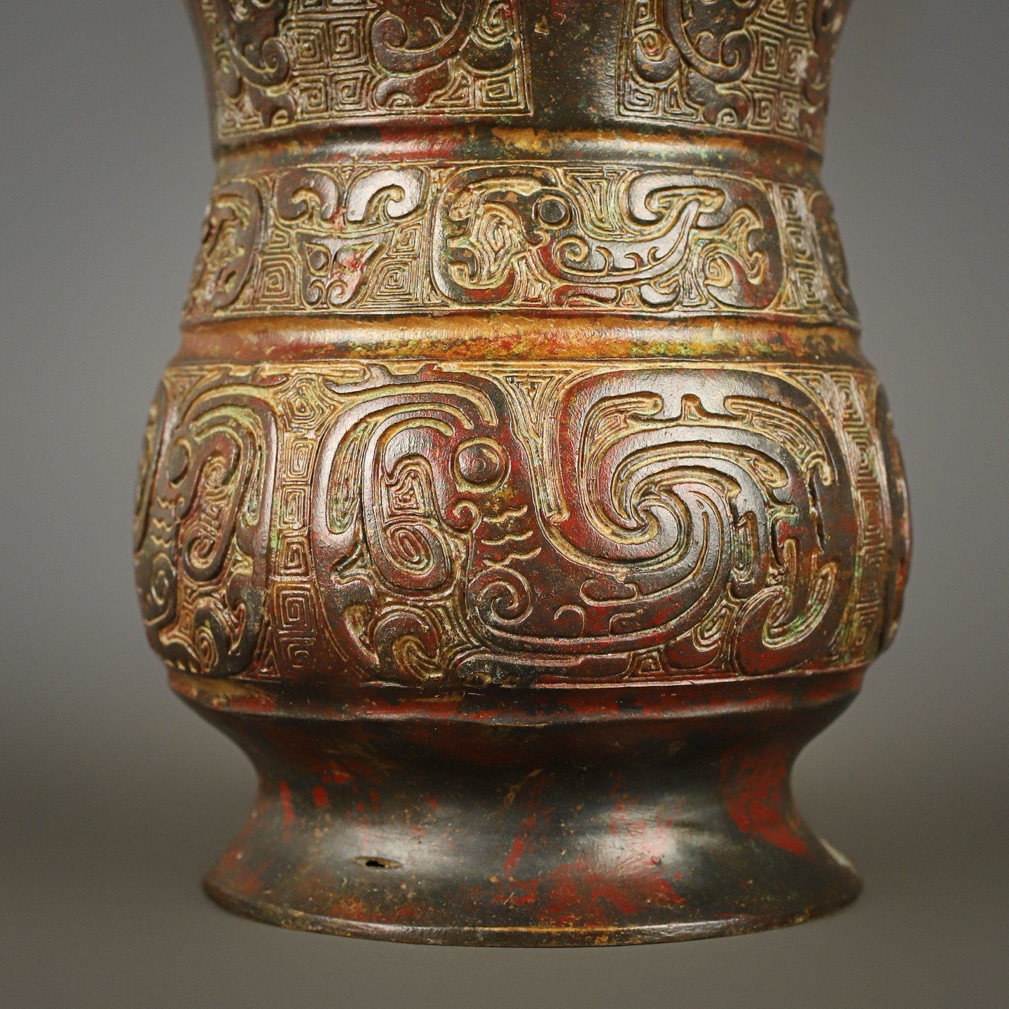 Zhou Dynasty Bronze round statue with phoenix and bird pattern