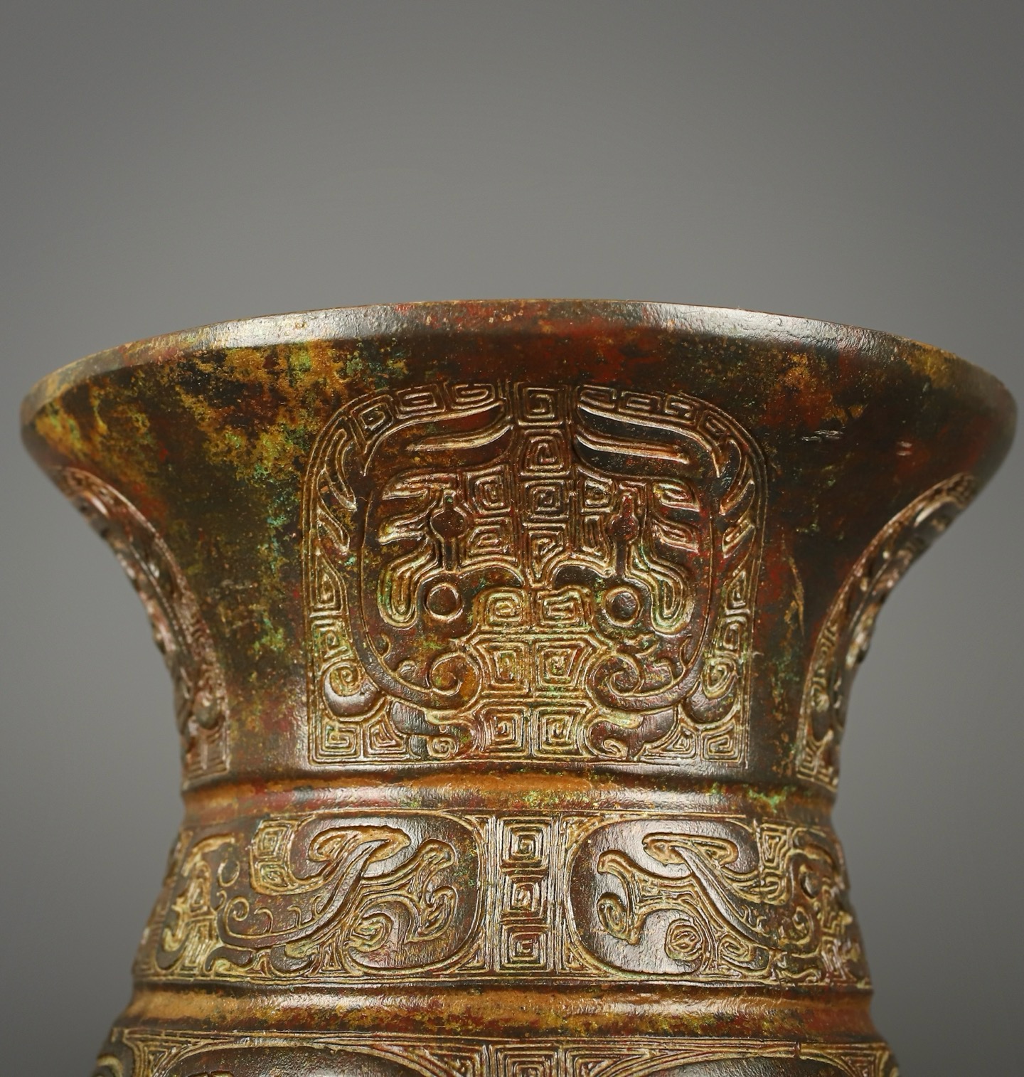 Zhou Dynasty Bronze round statue with phoenix and bird pattern