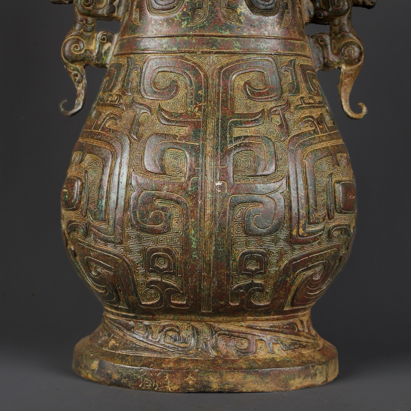Zhou Dynasty Bronze Double Dragon Mangong Vase