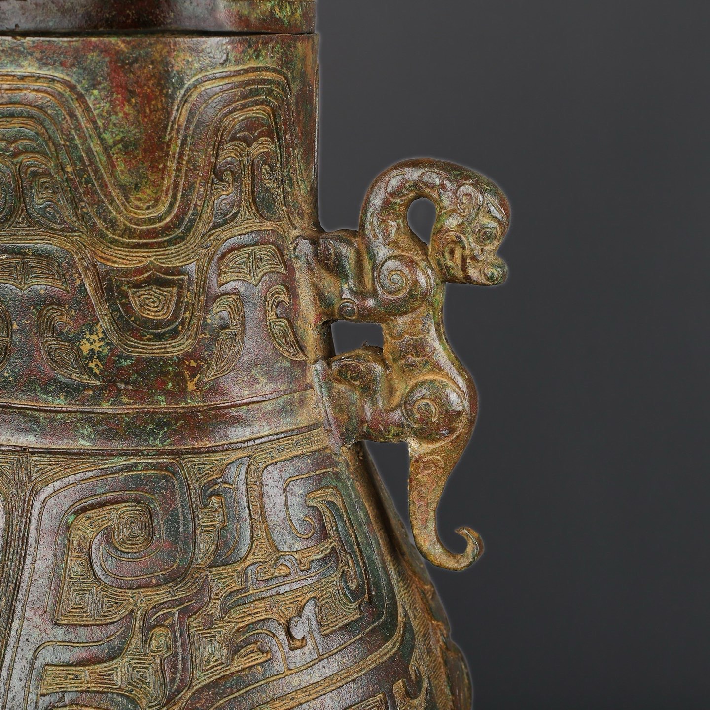 Zhou Dynasty Bronze Double Dragon Mangong Vase